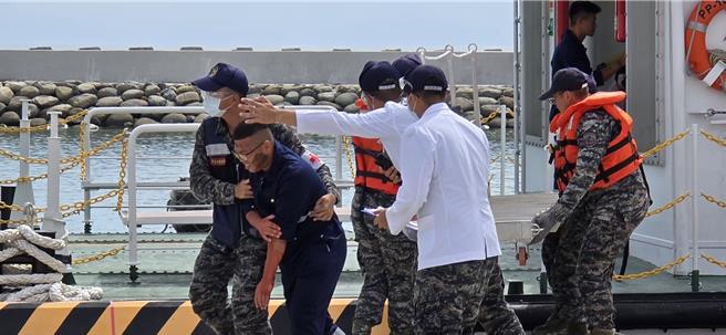 南援七號演練透過遠距醫療視訊會診。（海巡署提供）