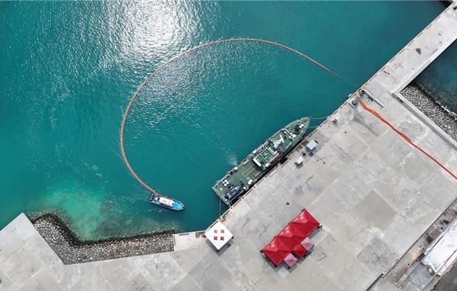 運送攔油索阻絕油污擴散。（海巡署提供）