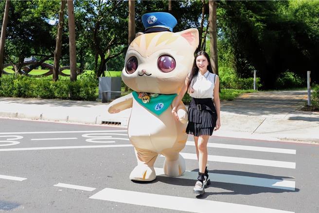 蜜柑站长与Lala苏心宁在短片中担任交通安全宣导大使，推广以人为本的交通理念。（高市府提供）