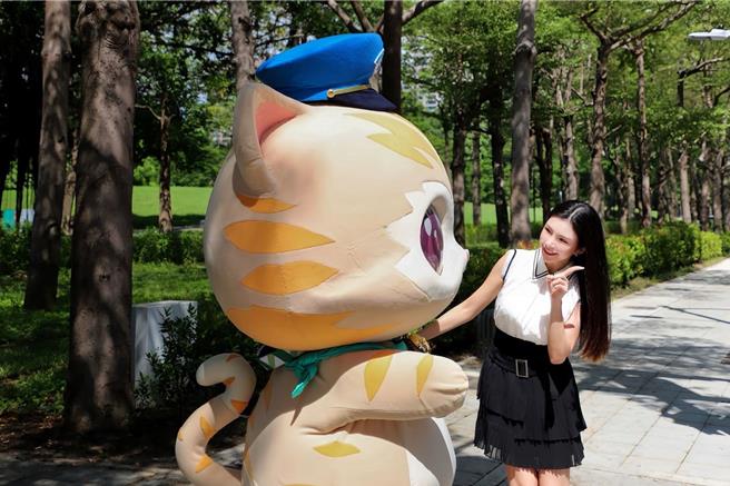 蜜柑站长与Lala苏心宁在短片中担任交通安全宣导大使，推广以人为本的交通理念。（高市府提供）