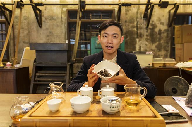 峨眉富兴茶业文化馆第四代经营者曾祥纮说，他深入研究茶叶文化发现，东方美人茶只有峨眉、北埔才可做的很好。（罗浚滨摄）