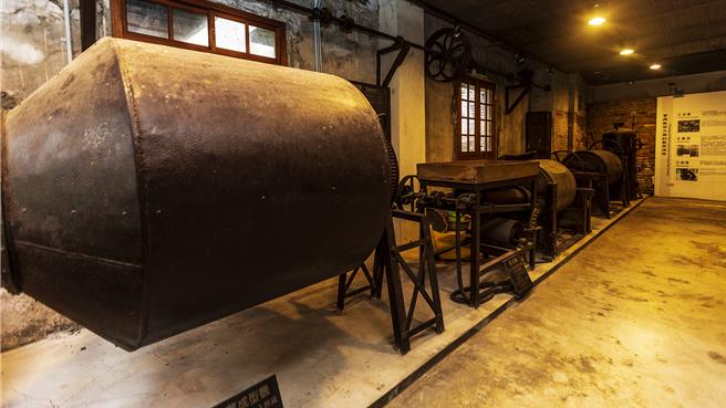 峨眉富兴茶业文化馆展示早期许多制茶机具，成为见证峨眉地区茶业发展的重要产业建筑。 （罗浚滨摄）