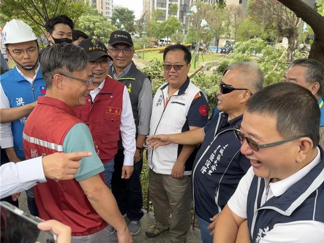 康芮颱风造成新北市土城斩龙山公园内部状况惨烈，新北市长侯友宜今（3）日前往视察，当地大安里长张俊隆请命，请市府慎重考虑选址土城盖大巨蛋。（柯毓庭摄）