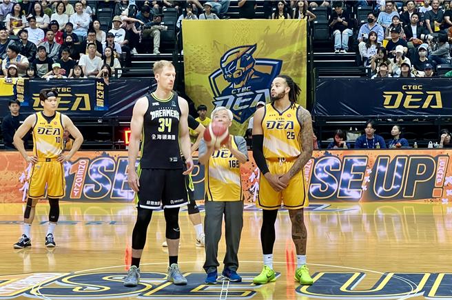 警政署長張榮興到場開球。（呂健豪攝）