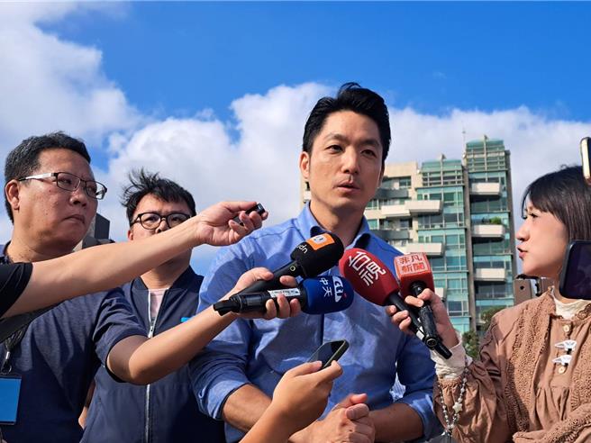 前總統馬英九自行車隊3日上午與台北市長蔣萬安（圖中）巧遇喊「市長好」，蔣卻沒有回應。蔣萬安下午回應，因正與官員談話又有機具施作聲音沒注意到，已請同仁向馬前總統致意。（温予菱攝）