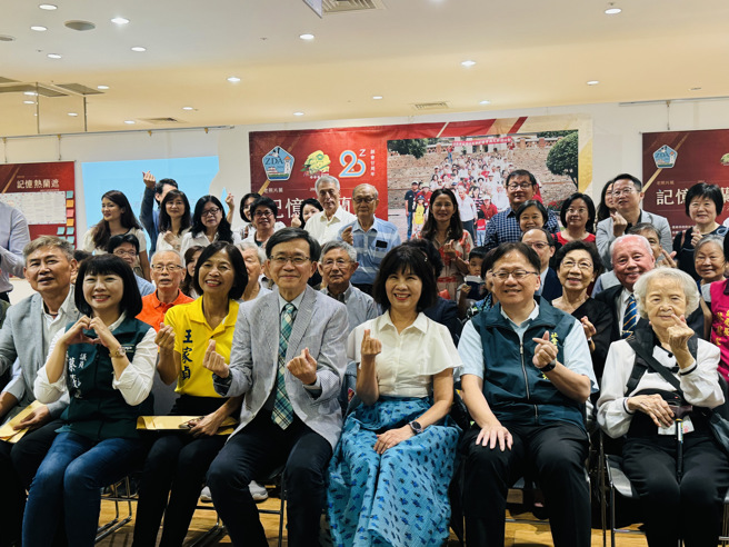 大台南熱蘭遮失智症協會為慶祝成立20周年，今天舉行「記憶熱蘭遮」老照片展。（曹婷婷攝）