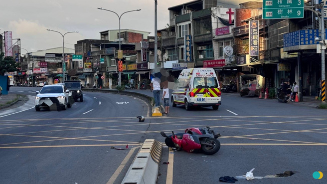 骑士因为货车漏油导致打滑自摔送医，警方调阅监视器已通知驾驶到案说明。（翻摄画面）