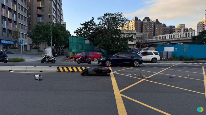 骑士因为货车漏油导致打滑自摔送医，警方调阅监视器已通知驾驶到案说明。（翻摄画面）