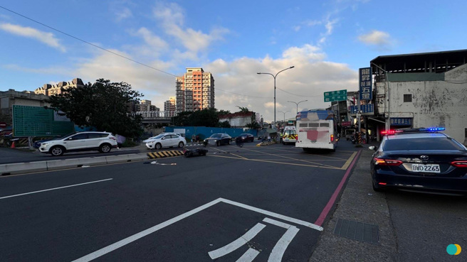 骑士因为货车漏油导致打滑自摔送医，警方调阅监视器已通知驾驶到案说明。（翻摄画面）