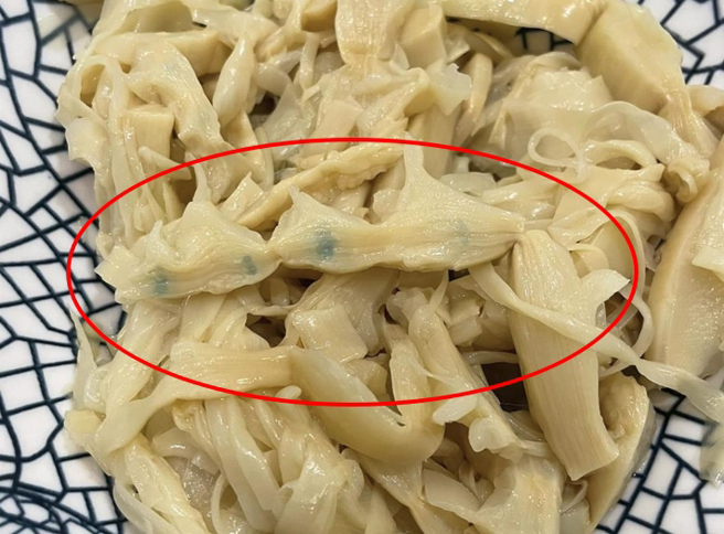 高雄有民眾到凤山一处餐厅购买鸡肉饭与笋乾，却发现笋乾上有蓝绿色斑点，怀疑是有发霉向卫生局通报。（翻摄自脸书社团「高雄大小事」／任义宇高雄传真）