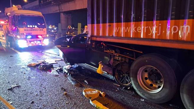 車禍現場可以看到賓士車車頭全部卡進貨櫃車尾，駕駛受困救出送醫不治。（翻攝畫面）