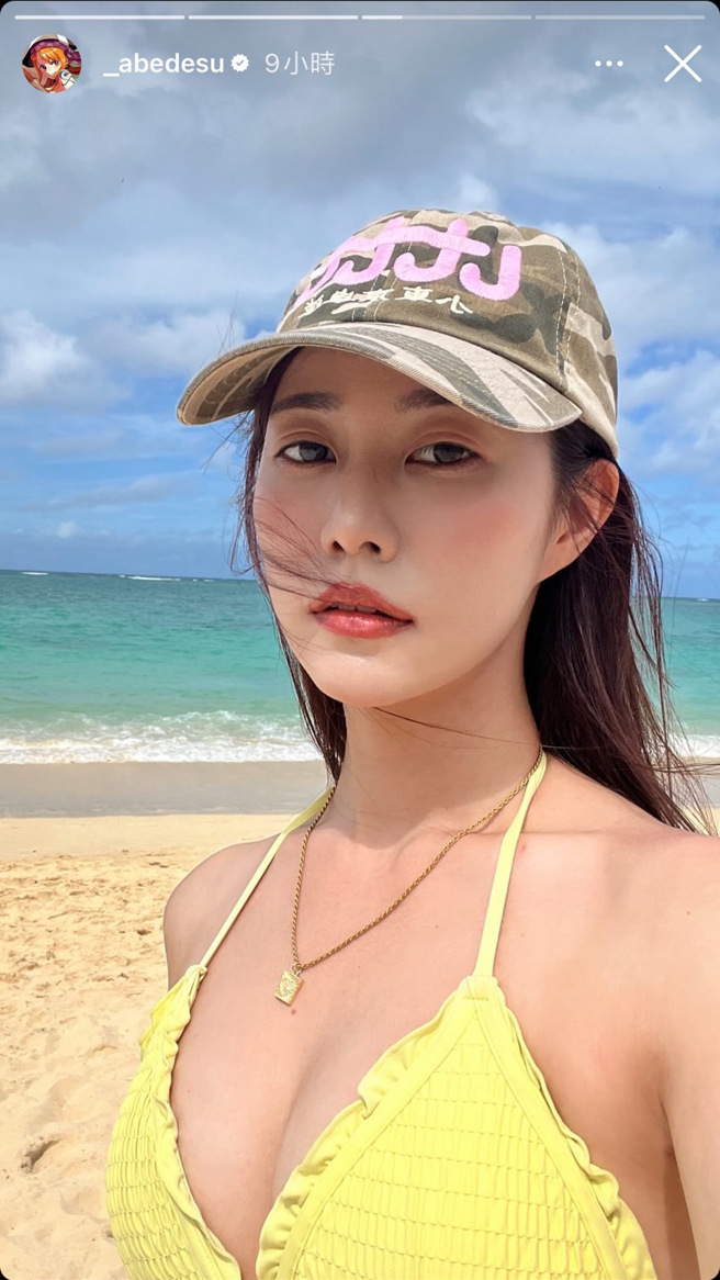 阿部玛利亚罕穿比基尼，辣解放好身材。（图／翻摄自IG @_abedesu）