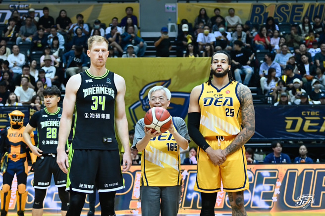 新北中信特攻籃球隊今邀請警政署長張榮興(中)開球及宣導反詐騙。(新北中信特攻提供)