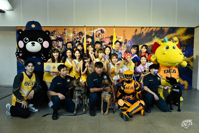 騎警及警犬隊助陣 ，新北中信特攻籃球隊與警政署合作宣導反詐騙。(新北中信特攻提供)