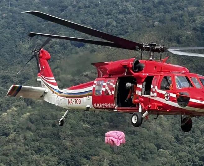 康芮颱風日前侵襲台灣，造成桃園市復興區災情嚴重，新興部落因唯一聯外道路中斷至今尚未搶通，34位居民猶如生活在孤島，復興區公所緊急求助，由消防局向空勤總隊申請空投物資。（復興區公所提供／呂筱蟬桃園傳真）