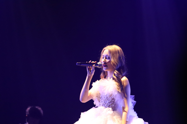 人气歌手ELKIE庄锭欣于11月3日在新庄宏匯广场的ZEPP举行了她的首场个人演唱会「ELKIE 1ST MINI CONCERT in TAIPEI: GLOWING & GROWING」。(摄影/景义婷）