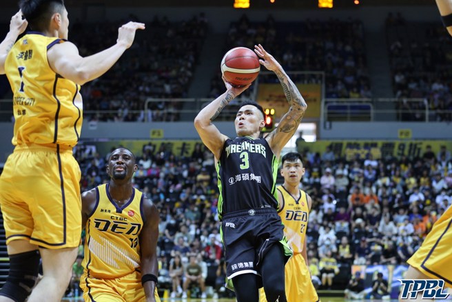 張宗憲切入禁區急停準備拋投。(TPBL提供)