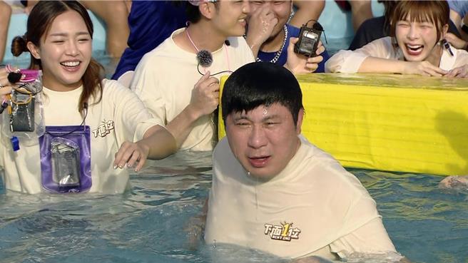 胡瓜在水中玩到湿身。（民视提供）