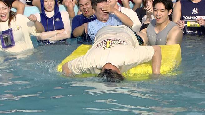 胡瓜卖力在水中「倒栽葱」。（民视提供）