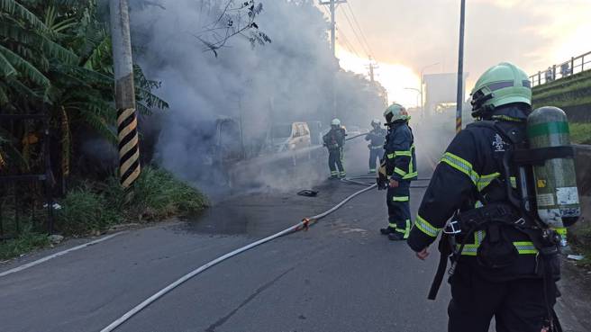 台北市延平北路八段242巷内，停路旁的货车突然起火燃烧，消防队到场扑灭火势，起火原因还有待调查。（翻摄画面）