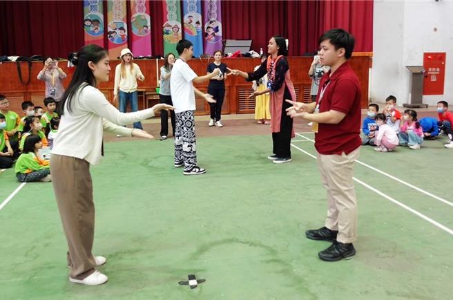 泰国3所大学大学生来到嘉义县鹿满国小，进行一场跨越语言隔阂的国际交流。（鹿满国小提供／吕妍庭嘉义传真）