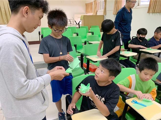 中年级制作泰国传统「水灯」，配合歌谣学习，了解水灯节意涵。（鹿满国小提供／吕妍庭嘉义传真）