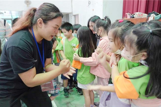 在老师刻意减少翻译下，学生彷佛一秒飞到泰国。（鹿满国小提供／吕妍庭嘉义传真）