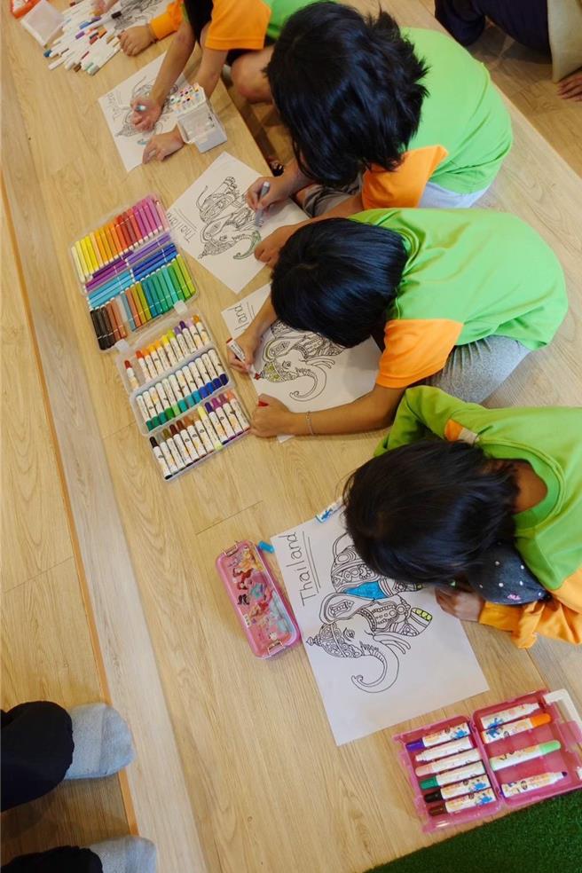 低年级生学习大象儿歌舞、以色笔为大象装饰。（鹿满国小提供／吕妍庭嘉义传真）