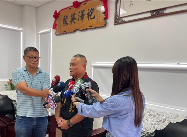 海军陆战队备役士官长全国协会理事长赵武章受访哽咽表示，他曾许诺若吴忠达凯旋归来，要摆宴席好好祝贺他，也送了一个协会队徽当作约定，没想到传来的却是坏消息。（林雅惠摄）