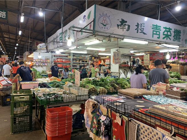 受颱风影响，传统市场菜价仍居高不下。（冯惠宜摄）