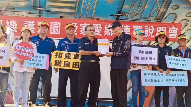 自救會向芳苑鄉代表會送上陳情書，並由代表會主席陳禮模（右）代表接受。（葉靜美攝）