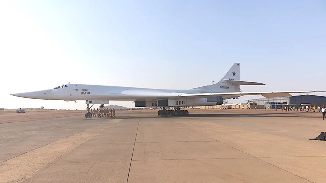 2019年，俄罗斯Tu-160轰炸机访问南非，当时还未发生俄乌战争，访问不受影响。(图/x)