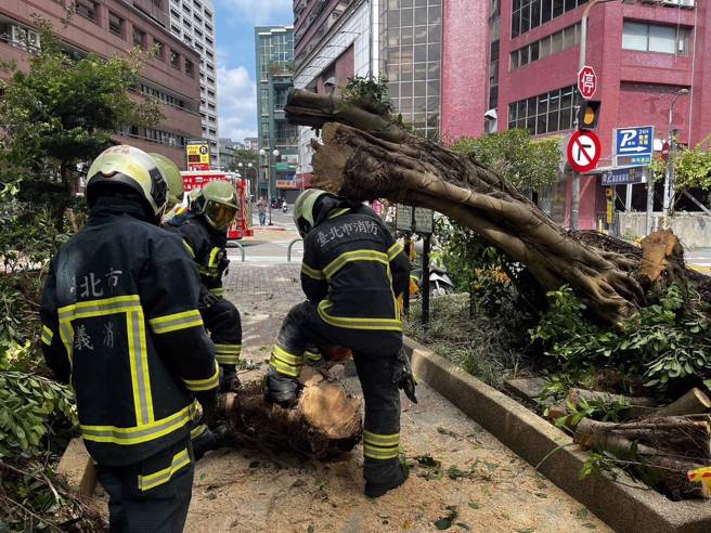 北市消防局的警义消，协力帮忙灾后復原，在街头努力付出。（翻摄画面）