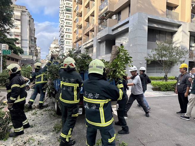 北市消防局的警义消，协力帮忙灾后復原，在街头努力付出。（翻摄画面）