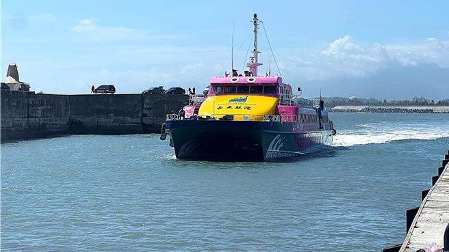 台东往返绿岛船班自11月5日中午12时后至11月7日全面取消。（萧嘉蕙摄）