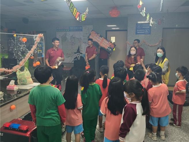 大湳消防分队也特别邀请了辖内的小朋友们前来参加万圣节宣导活动。（大湳消防分队提供）