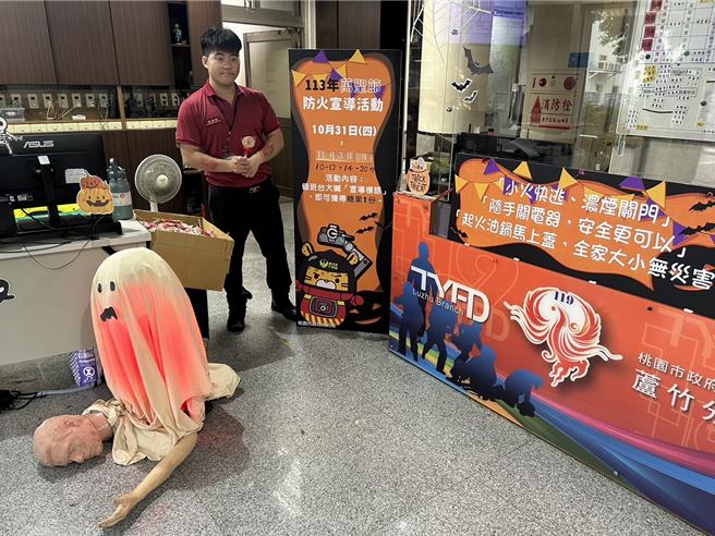 芦竹消防分队的同仁特地打扮成被火场救出的伤患，搞怪的装扮也逗乐了现场的小朋友。（芦竹消防分队提供）