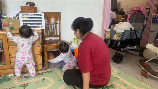 妇人离婚后扶养2个儿子，去年因遭移工性侵，生下一对双胞胎女儿，妇人负债又没工作，生活陷困境。（赖清美提供／叶静美彰化传真）