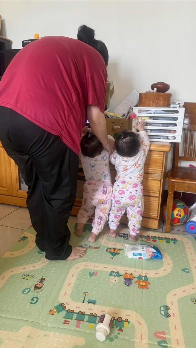 妇人离婚后扶养2个儿子，去年因遭移工性侵，生下一对双胞胎女儿，妇人负债又没工作，生活陷困境。（赖清美提供／叶静美彰化传真）