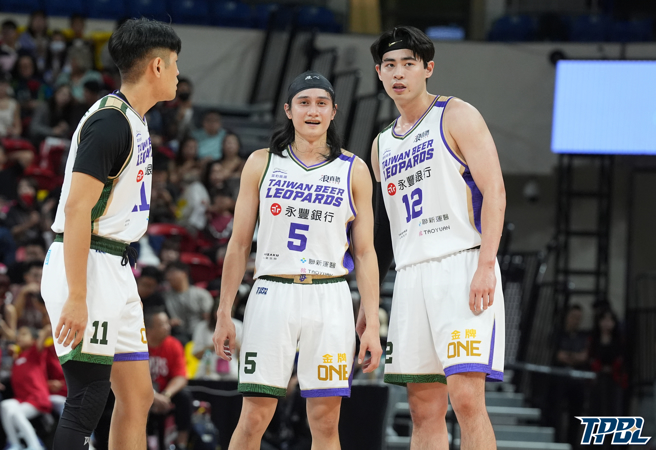 桃园台啤永丰云豹林信宽（右）、高锦玮（中）在3日与台北台新战神的比赛都缴出双位数得分。（TPBL提供）