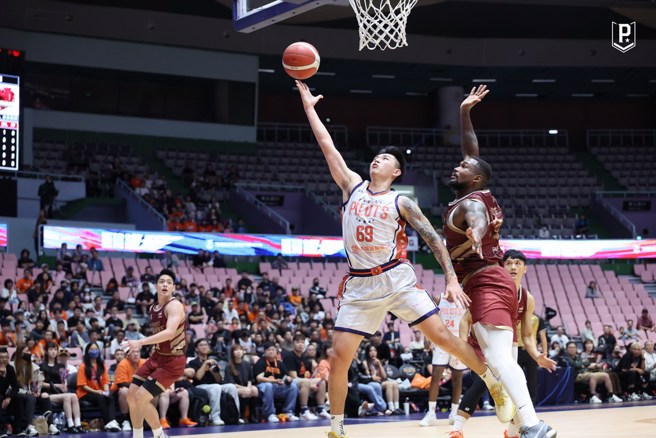 卢峻翔轻松切入上篮得分。(领航猿提供)