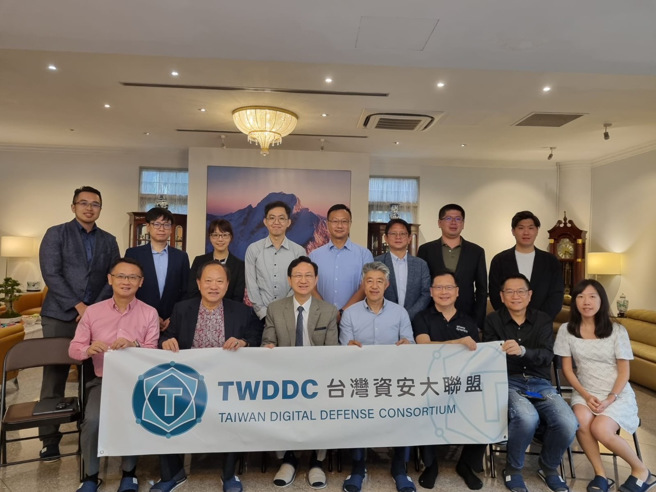 参访团成员包括中华资安国际(CHT Security)、杜浦数位安全(TeamT5)、 美商安瑞科技(Array Networks)、微智安联(Shield eXtreme)、关楗 (KeyXentic)、卢氪赛忒(Leukocyte-Lab)、凯特纳科技(CyCatena)与如梭世代(ZUSO Generation)等台湾知名资安企业。(戴志扬翻摄)
