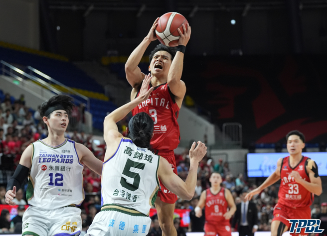 台北台新战神后卫丁圣儒（中）在3日的赛事贡献11分、8助攻、8篮板。（TPBL提供）