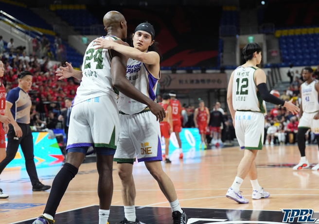 云豹后卫高锦玮（中）3日对战神贡献19分、8助攻、6篮板。（TPBL提供）