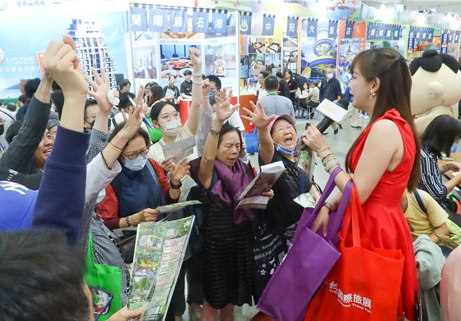 云仙乐园在旅展现场举行抢答活动，民眾卖力参与。（粘耿豪摄）