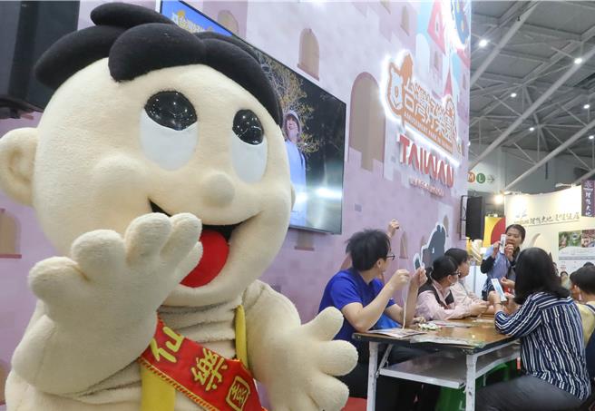 云仙乐园在旅展现场举行平织书籤DIY活动，吸引许多亲子民眾参与。（粘耿豪摄）