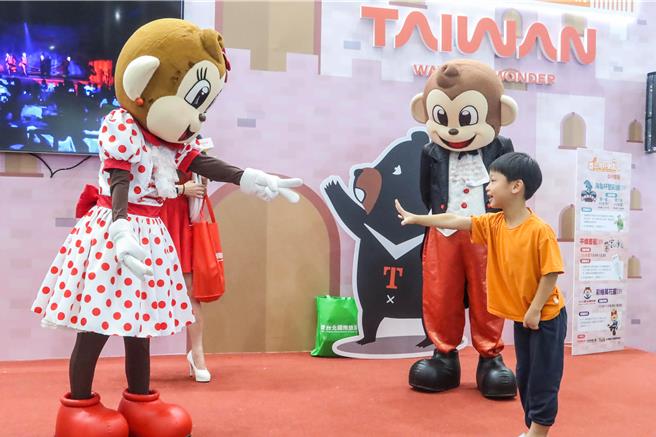 旅展现场，六福村主题游乐园请出吉祥物哈比哈妮与到场小朋友互动。（粘耿豪摄）