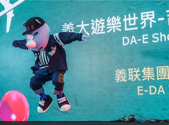 义大游乐世界吉祥物犀牛大义在旅展现场表演。（粘耿豪摄）