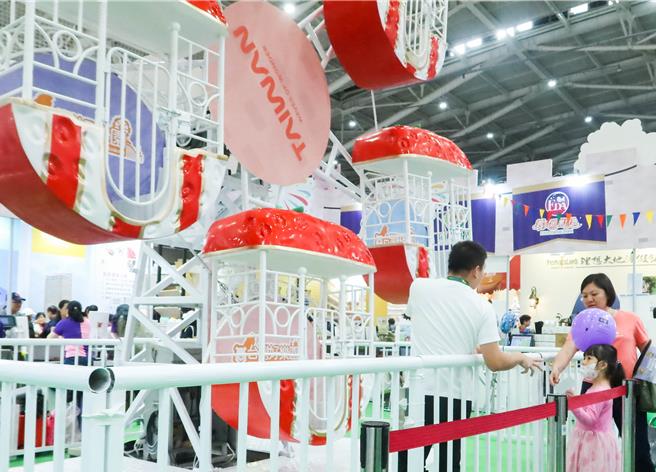 台北国际旅展打造「台湾好乐园馆」，并将摩天轮搬到现场。（粘耿豪摄）