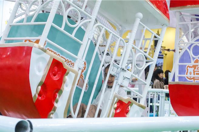 台北国际旅展打造「台湾好乐园馆」，并将摩天轮搬到现场，民眾只要现场消费即可免费搭乘一次摩天轮。（粘耿豪摄）